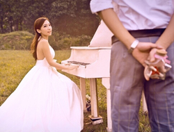 指尖上的旋律复古风格草坪上弹奏优美钢琴曲摄影婚纱照片