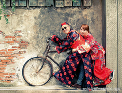 古灵精怪复古风格红色婚服老式自行车婚纱摄影