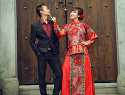 中式复古龙凤褂中西服饰结合婚纱照摄影