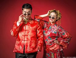 红色复古文艺欢乐中国风嘻哈婚纱照