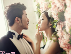 韩式风格浪漫甜蜜花墙柔情婚纱摄影照片