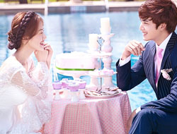 最新韩式摄影游泳池旁草坪上甜蜜享受幸福婚纱照片