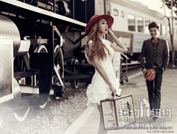 韩式风格创意独特火车站火车旁婚纱摄影照片