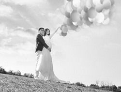 黑白婚纱摄影气球草地晚霞西下放飞梦想照片欣赏