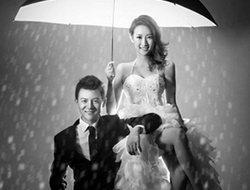 雨天拍摄黑白内景柔美婚纱照片