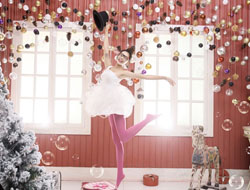 水晶球圣诞树照片墙青春可爱甜蜜内景摄影婚纱照片