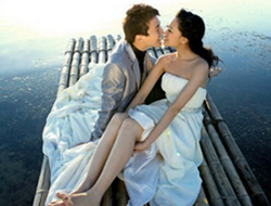 最流行富有诗意山水竹筏摄影的浪漫外景婚纱照