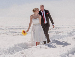  新娘穿着抹胸短婚纱和雪地靴在冰原上宣誓浪漫结婚