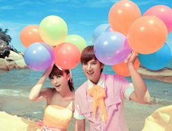 飞扬的爱情海边沙滩浪漫气球婚纱照