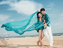 阳光沙滩美丽海景蓝色婚纱礼服摄影照片