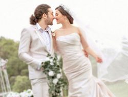 草坪摄影纪实风格白色抹胸婚礼服纱照片
