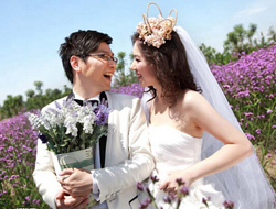 紫色花海外景摄影白色抹胸礼服婚纱照片