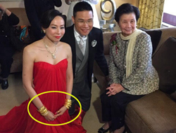 苏永康中式婚礼结婚照  新娘冯翠珊双手戴满十只金手镯