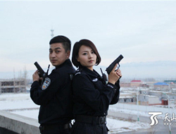 新疆警察情侣拍装甲车婚纱照