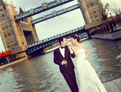 塔桥之恋欧式建筑长桥之上摄影幸福旅途婚纱照片