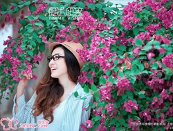 最新外景街尾路边鲜花背景青春靓丽婚纱摄影照片