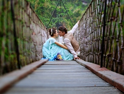 最新森林公园游览车吊桥拍摄青春欢乐婚纱照片