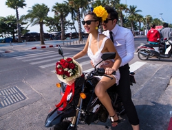 清新自然街边摄影个性摩托车婚纱照