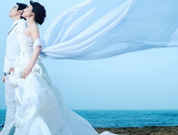 爱无止尽纯净海域婚纱照白色飘逸婚纱礼服