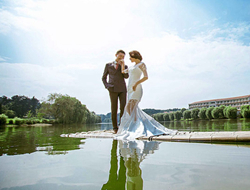 在水一方主题湖中竹排摄影唯美婚纱照
