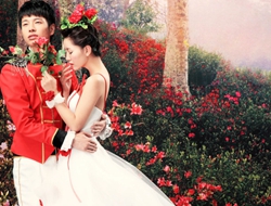 红色鲜花背景幸福恋人性感完美婚纱照摄影图片