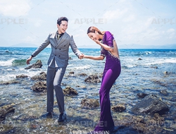 西岛礁石浪漫三亚婚纱照性感裸背深紫色婚纱摄影