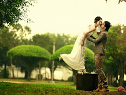 最流行外景摄影提着行李箱携手恋人漫步在绿树成荫的公园自然婚纱照片