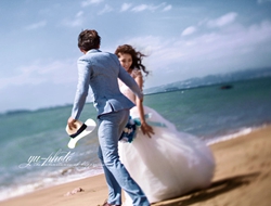 快乐在游走碧海蓝天沙滩漫步清新自然唯美婚纱摄影
