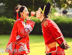 复古中式清装可爱草坪甜蜜浪漫情侣婚纱摄影