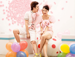气球屋摄影粉色礼服可爱情侣婚纱照片