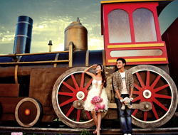 坐着小火车去旅行时尚童话婚纱照摄影