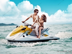 夏日的邂逅海上情侣艺术照骑着游艇出海性感比基尼情侣写真