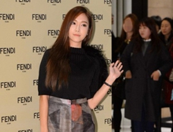 韩国女星Jessica出席某时尚品牌开店活动