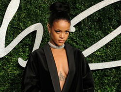 Rihanna出席英国时尚大奖优雅又不失性感
