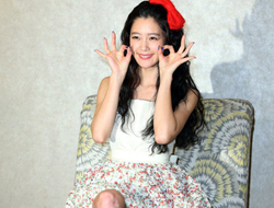 韩国明星亚洲第一美Clara扮可爱穿短裙秀长腿