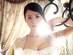 李鑫雨拍绚丽婚纱照 俏皮佳人变身热辣新娘