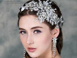 新娘造型奢华水晶发饰妆点整个发髻与星星流苏耳环相呼应