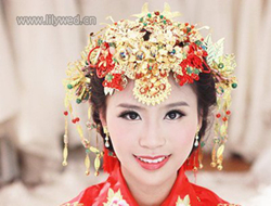 新娘古典中国风造型金叶翡翠印上中国结额间泛出幸福的光