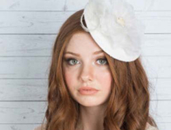 新娘造型时尚羽毛小礼帽搭配大卷新娘发型，复古气质型