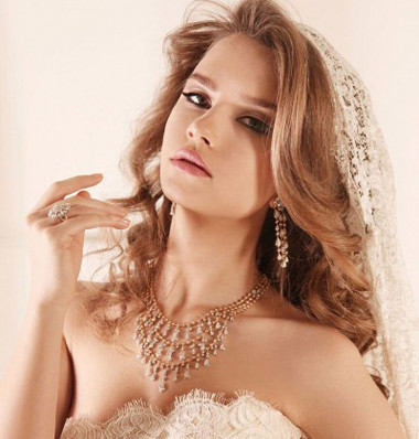 古典范十足的新娘发型 