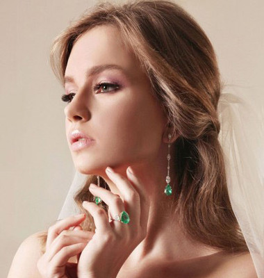 古典范十足的新娘发型 