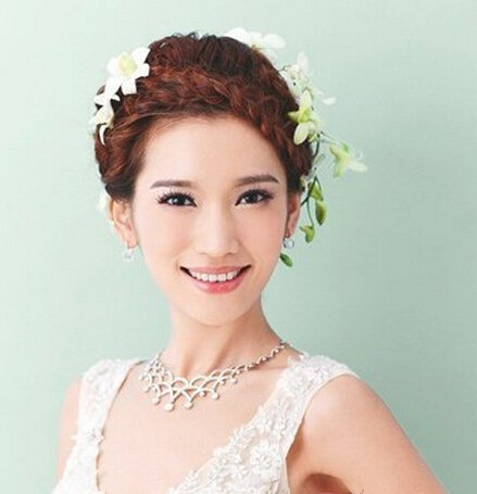 俏丽大方韩式新娘发型 