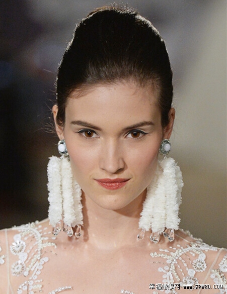 解析准新娘创意发型搭配 婚礼上让人眼前一亮