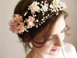 花朵点缀的新娘发型 玲珑春季