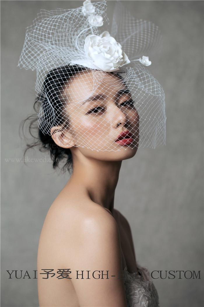 复古的潮流是在岁月中历久弥新的时尚，复古帽饰一直是优雅经典的代表，华丽又低调，金属质感，羽翼轻盈，蕾丝舒展，配合精致完美的妆容，表演一场艺术的轮回，体会更深层次的手作头饰魅力。