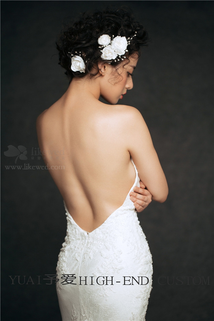 复古的潮流是在岁月中历久弥新的时尚，复古帽饰一直是优雅经典的代表，华丽又低调，金属质感，羽翼轻盈，蕾丝舒展，配合精致完美的妆容，表演一场艺术的轮回，体会更深层次的手作头饰魅力。