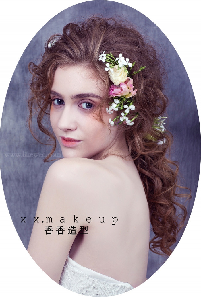 清晨，她是纤尘不染的林中仙子，生机的鲜花迎合着柔软的发丝，吐纳着芬芳；午后，她是优雅的白天鹅，舒展的羽毛贴合着流程的发纹肌理，从容而高雅；暗夜，她是幽魅的歌伶，黑色的网纱后面有一张充满的脸。