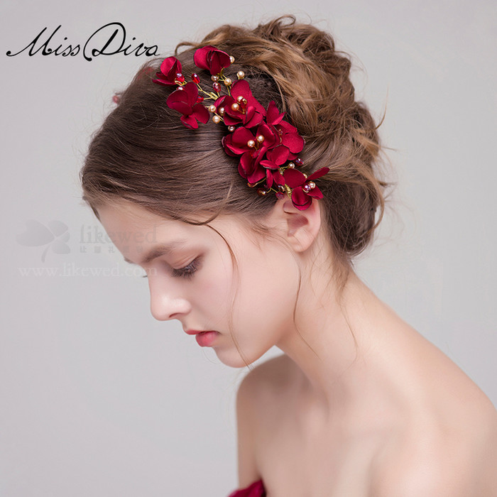 用纯手作红色新娘饰品打造的新娘妆发造型，婉约与高贵并存。收集于@isabufei衣纱布菲婚纱礼服