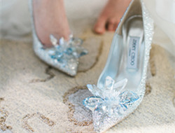 婚礼上的浪漫新娘水晶鞋