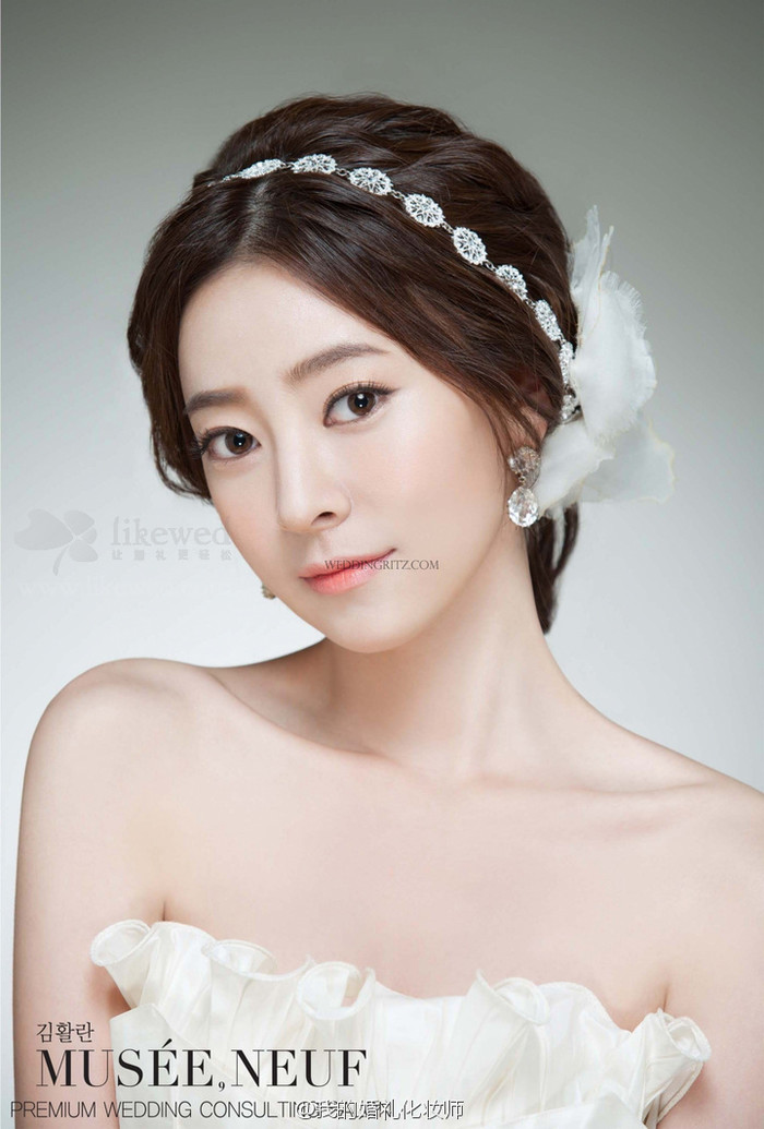 韩国Musee Neuf Makeup Salon新娘妆容作品，婚礼仪式上，呈现给大家与神圣的场所相匹配的朴素端庄，高贵优雅，天真浪漫的新娘形象